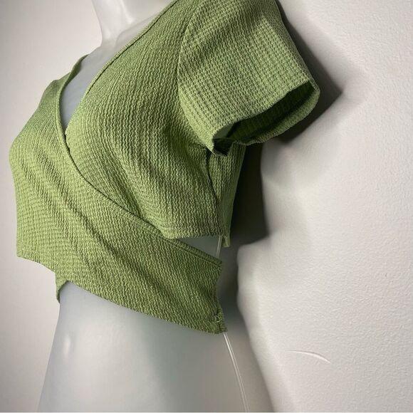 SHEIN Short set with Wrap Knot Back Crop Top - Picture 7 of 12